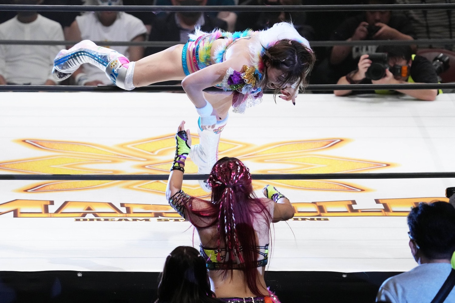 岩谷麻優もトペのお返しを見舞う ©Masashi Hara