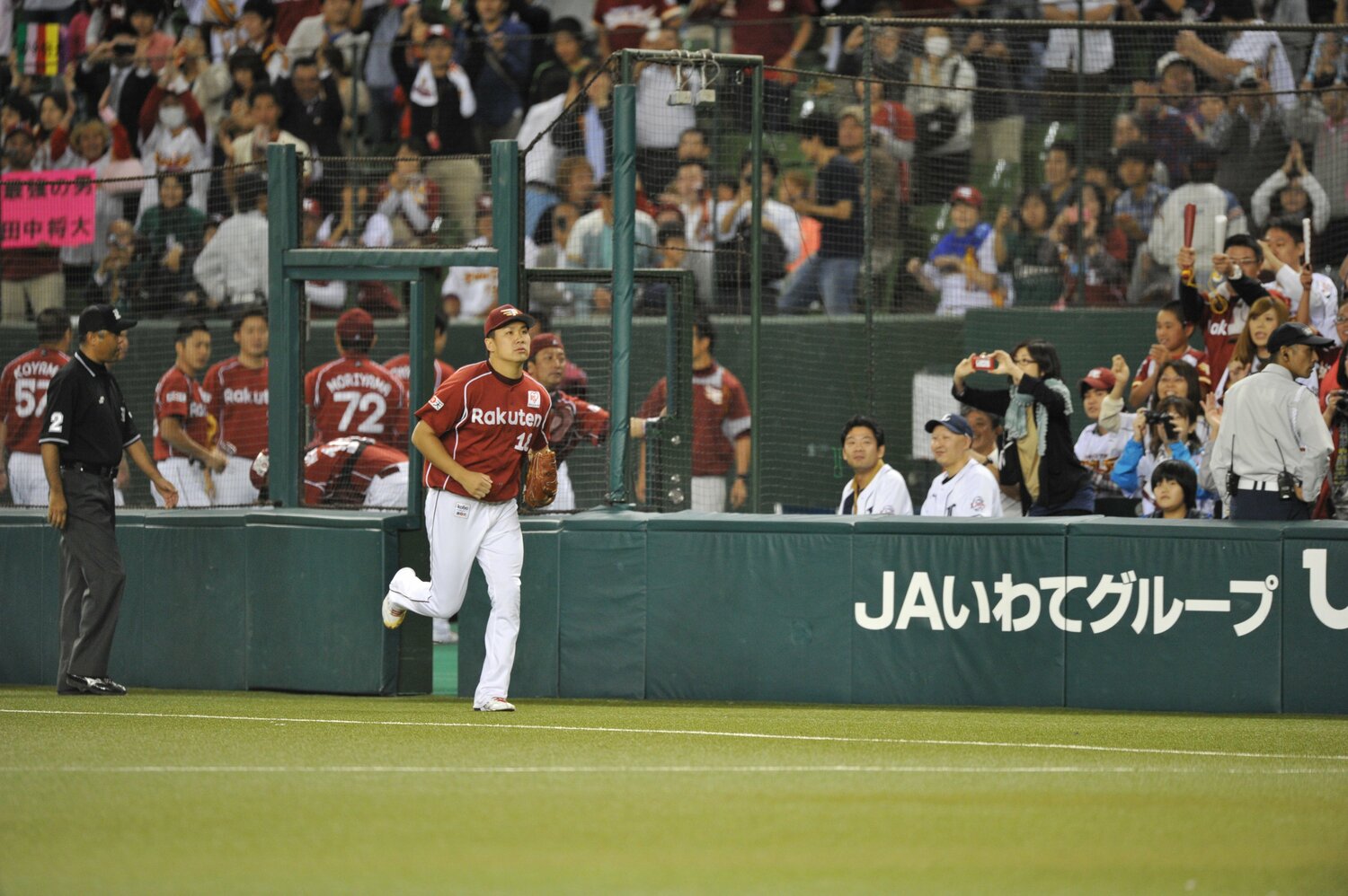 西武戦の9回を託され、リーグ優勝を決めるマウンドへ走る田中将大　©︎Hideki Sugiyama