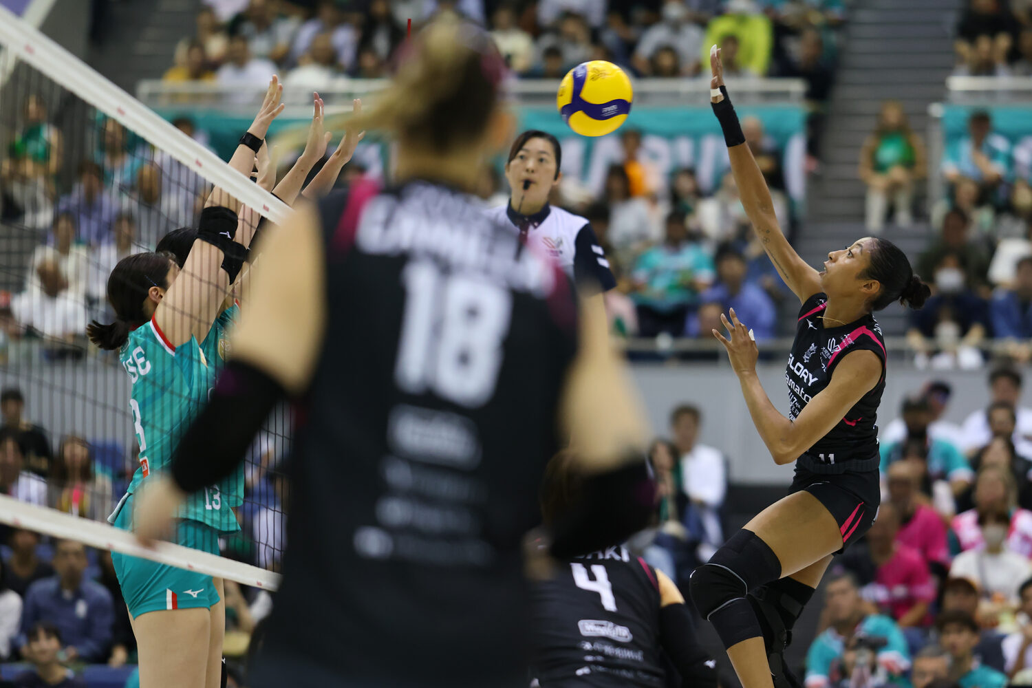 昨季の王者・大阪マーヴェラスに連勝して開幕スタートダッシュを切ったヴィクトリーナ姫路。宮部はオポジットとして得点を量産した　©︎Naoki Morita/AFLO SPORT