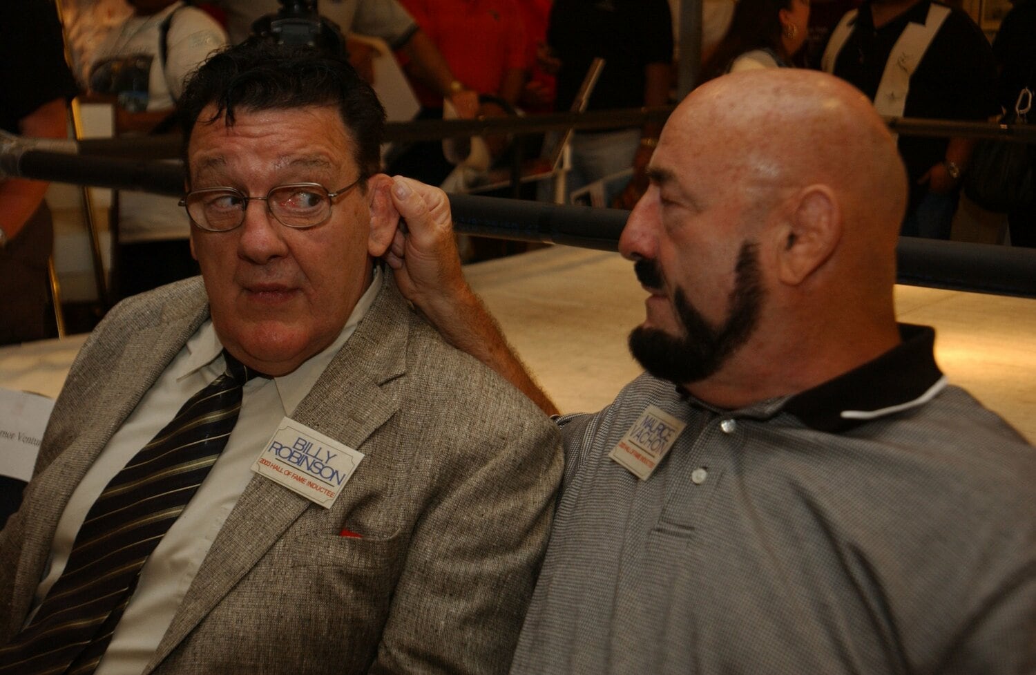 マッドドッグ・バション（右）に耳をつままれるビル・ロビンソン（写真は2003年）©︎Getty Images