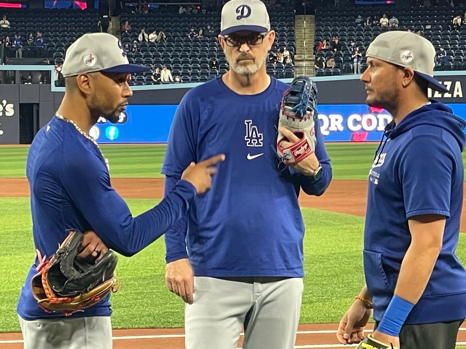 守備について議論をかわすロハス（右）とベッツ（左） ©︎Ayako Oikawa