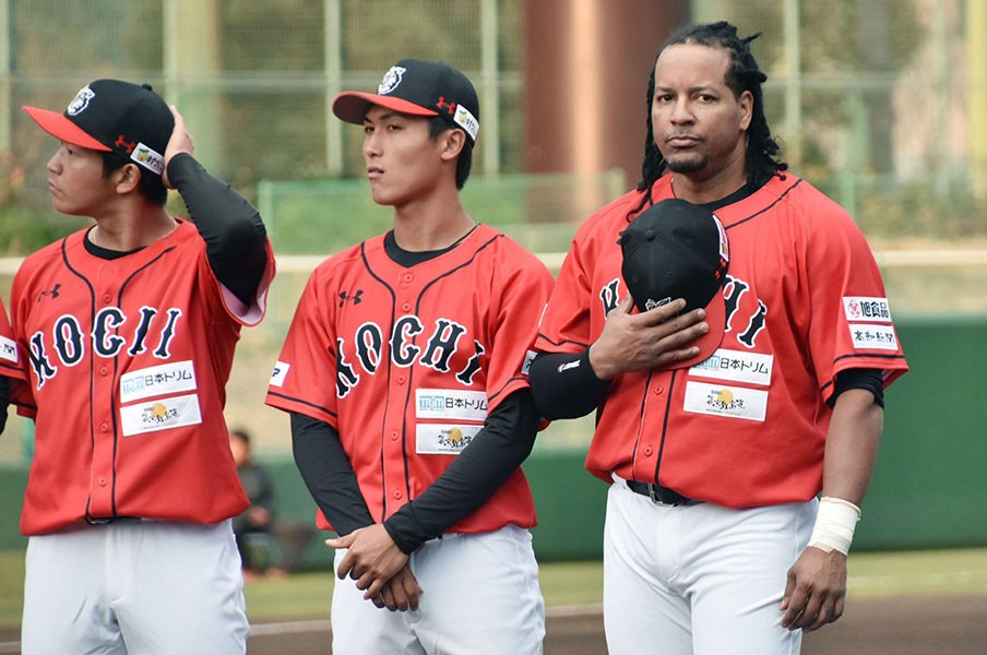 さよなら“高知のマニー・ラミレス”！野球が大好きな男の奇跡の2カ月。＜Number Web＞ photograph by Kyodo News