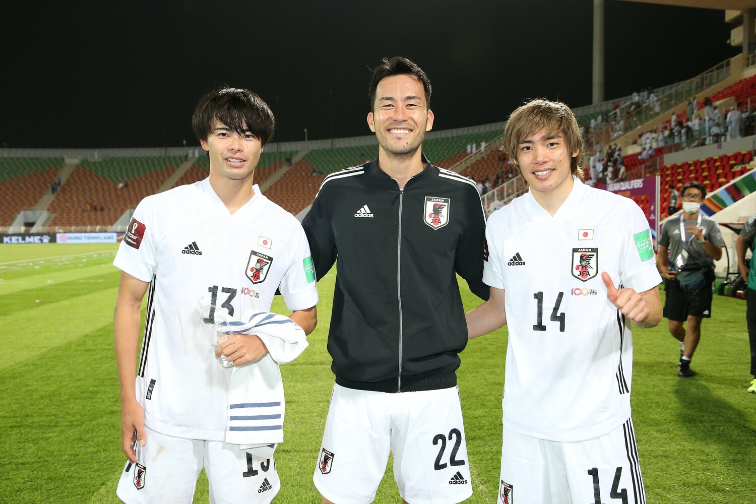 試合後、キャプテンの吉田麻也が試合を決めた三笘薫と伊東純也を祝福　©AFLO