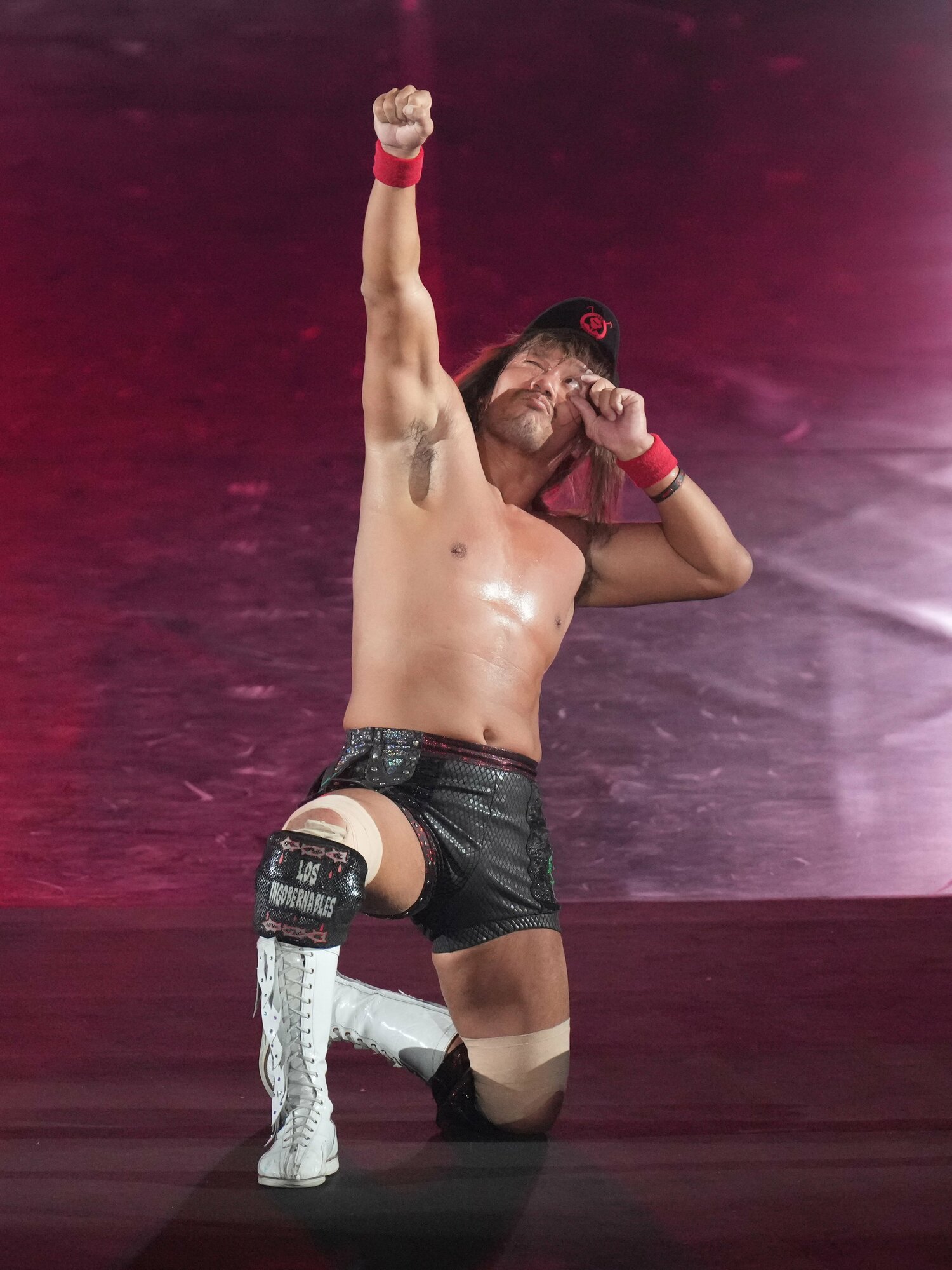 勝利のポーズを決め、意気揚々と会場を後にする内藤哲也