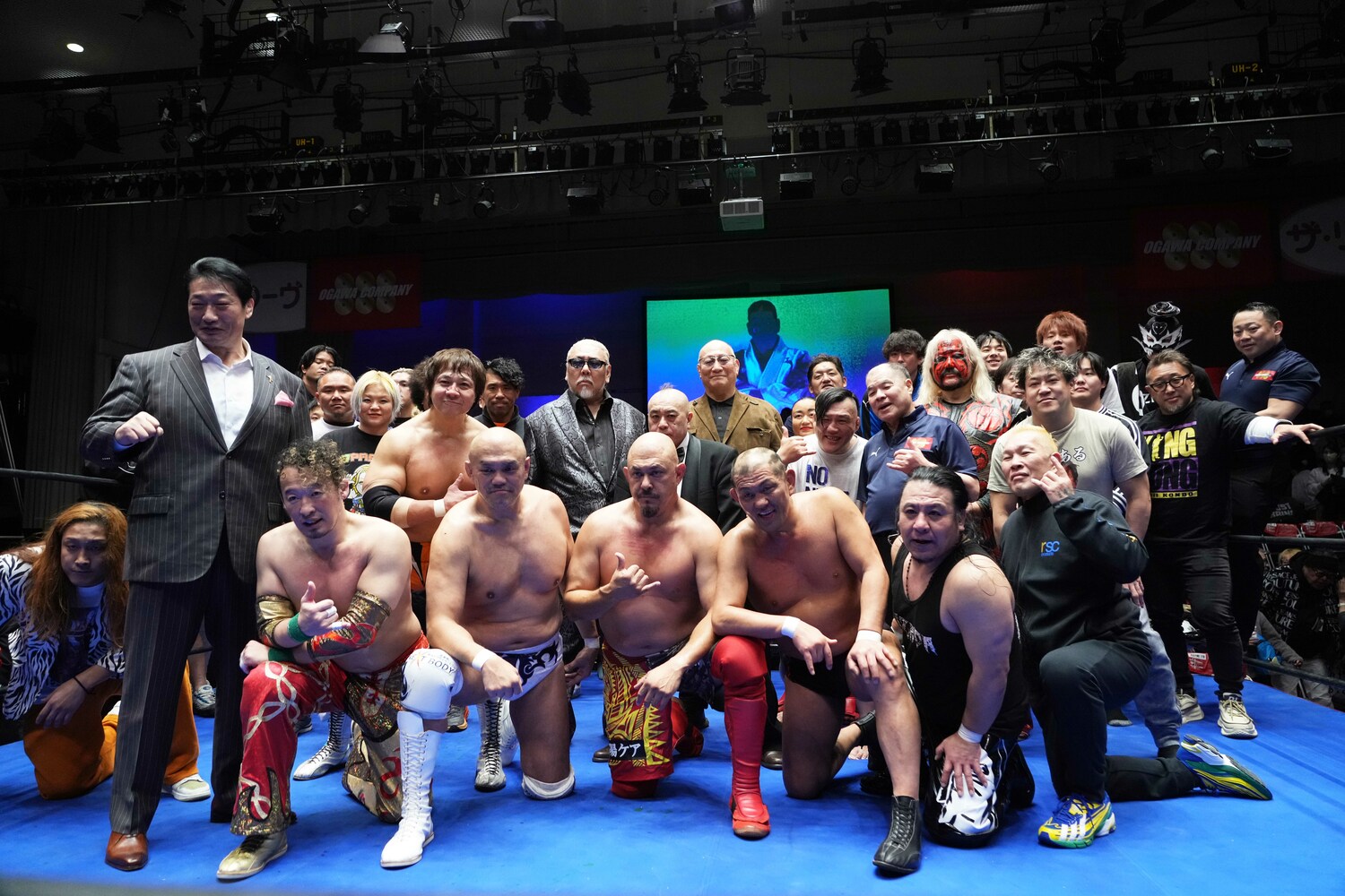 小橋建太、秋山準、鈴木みのるらと記念写真に収まる太陽ケア　©Essei Hara