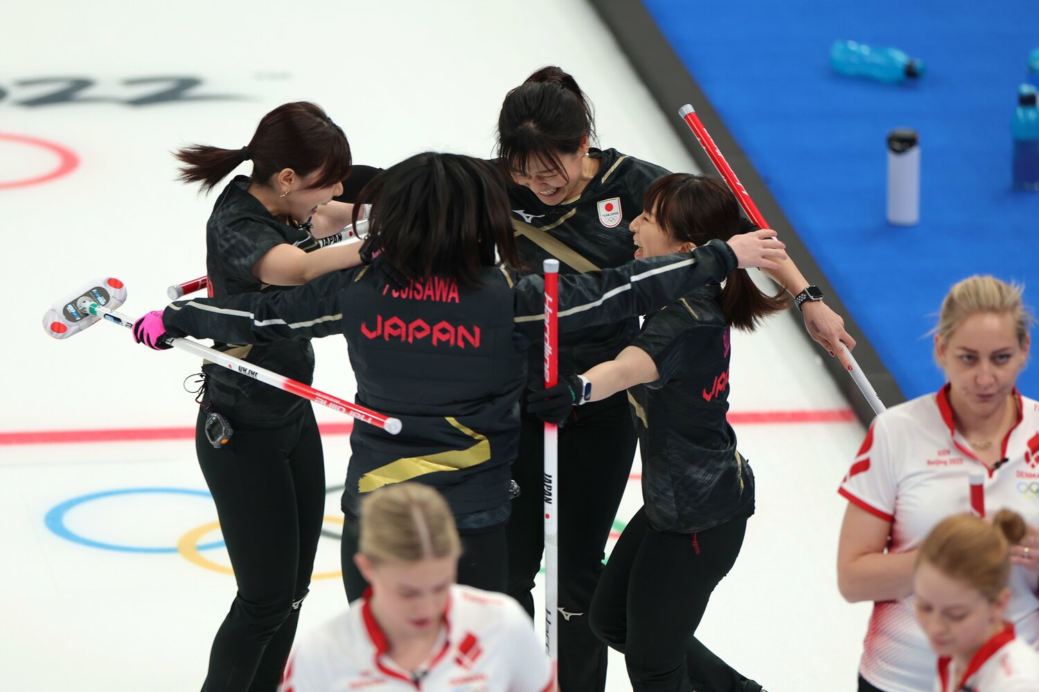 2点ビハインドで迎えたデンマーク戦の第10エンド、日本は藤澤五月のスーパーショットで3点を奪い大逆転　©Getty Images