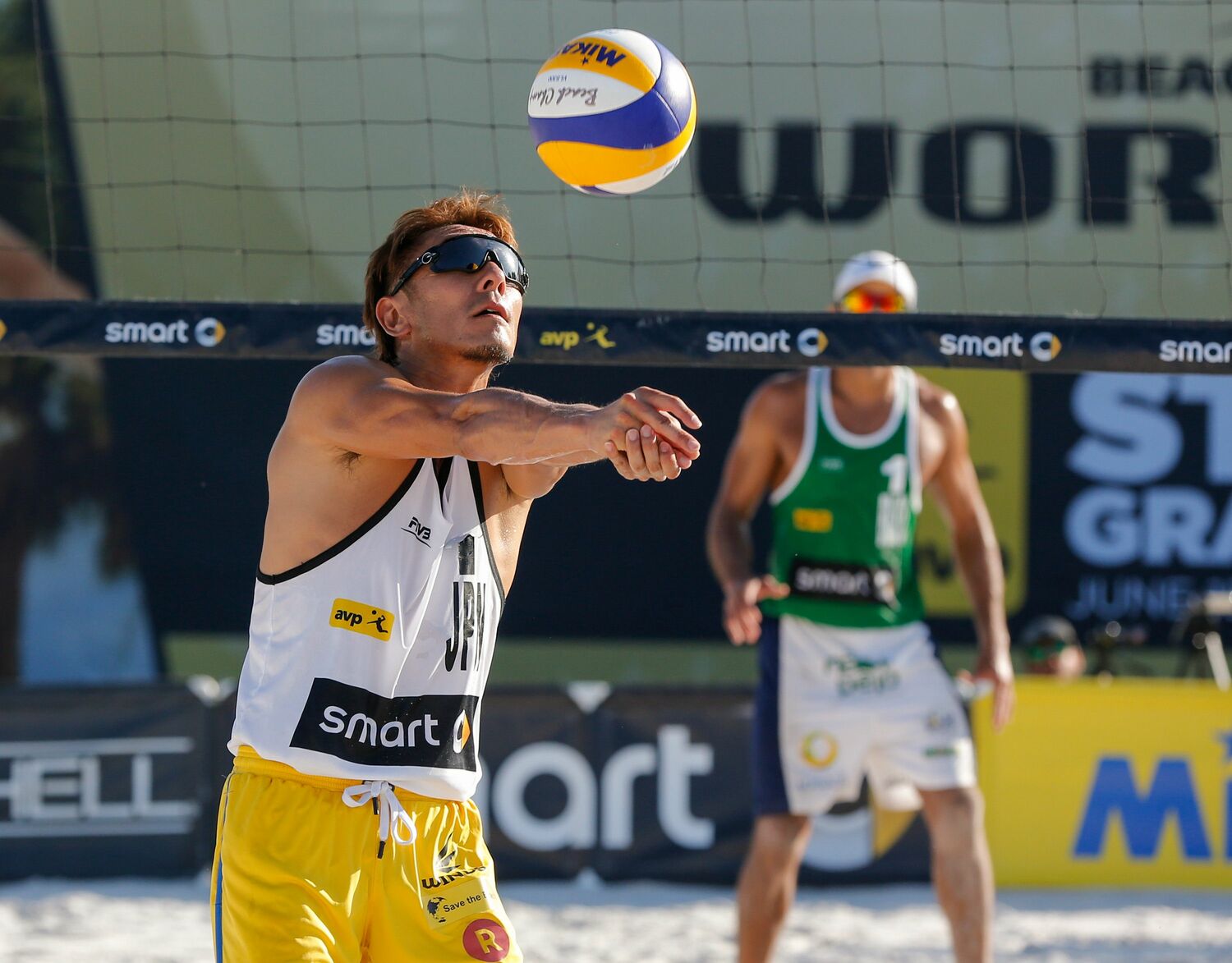 FIVBビーチバレーボールグランドスラムで躍動する西村（手前）　©︎AFP=JIJI PRESS