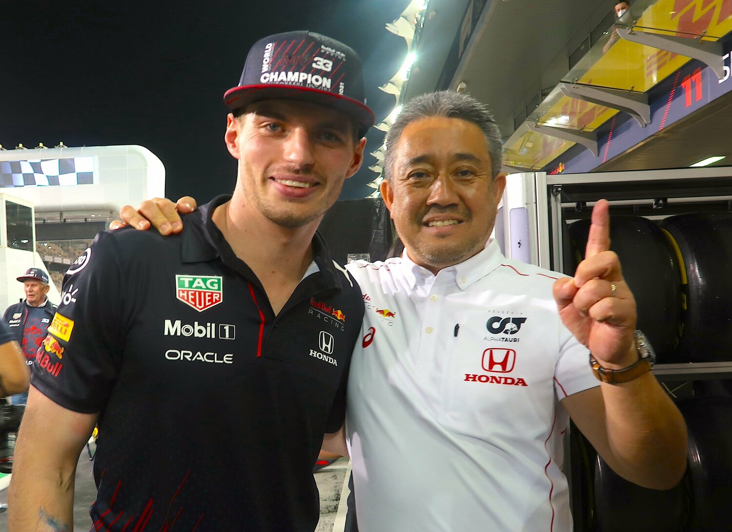 フェルスタッペンと記念撮影する山本MDは、来季「レッドブル・レーシング」にどう関わるかに注目が集まっている　©Masahiro Owari