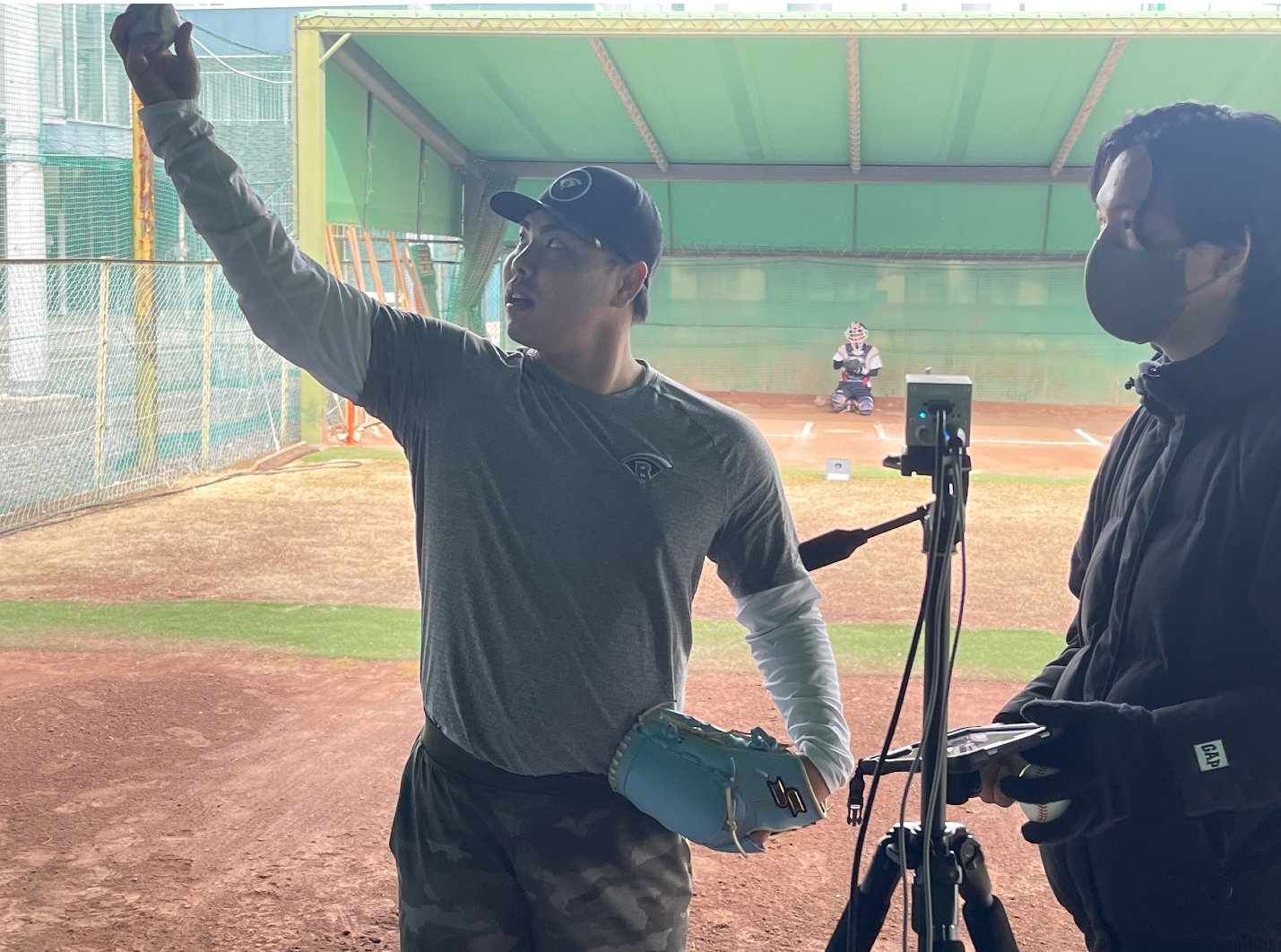 平良投手(左)と意見を交わす森本さん(ネクストベース提供)