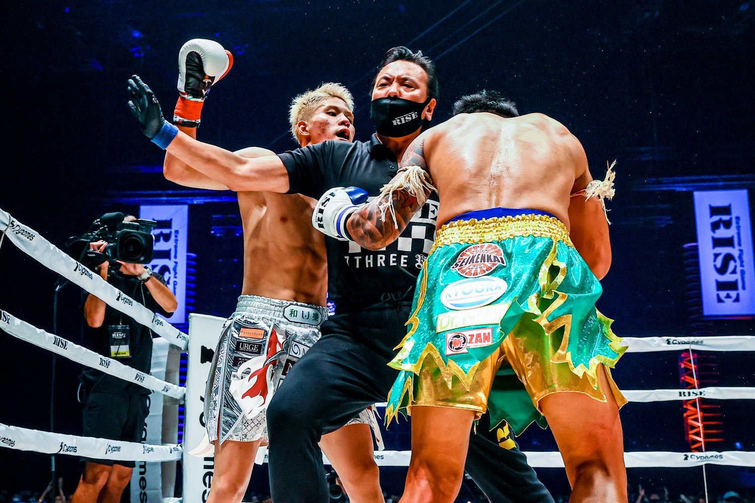 逆転KO勝利を収めた瞬間の原口