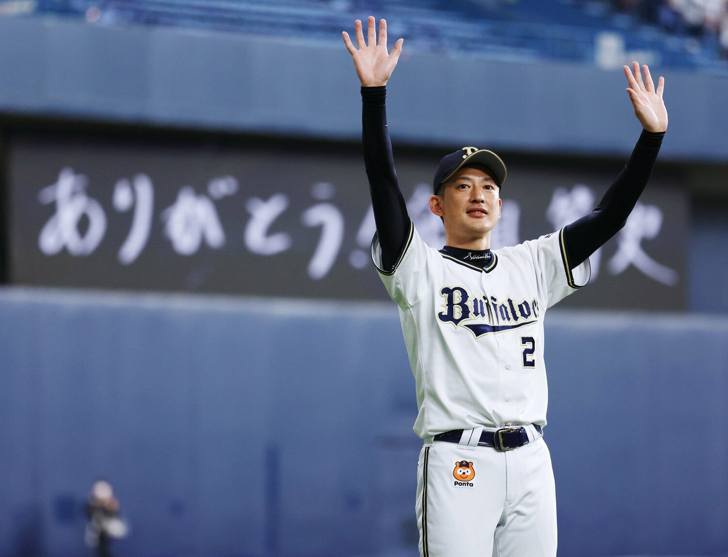 試合後のセレモニーで、場内を一周しファンに手を振るオリックス能見篤史　©︎JIJI PRESS