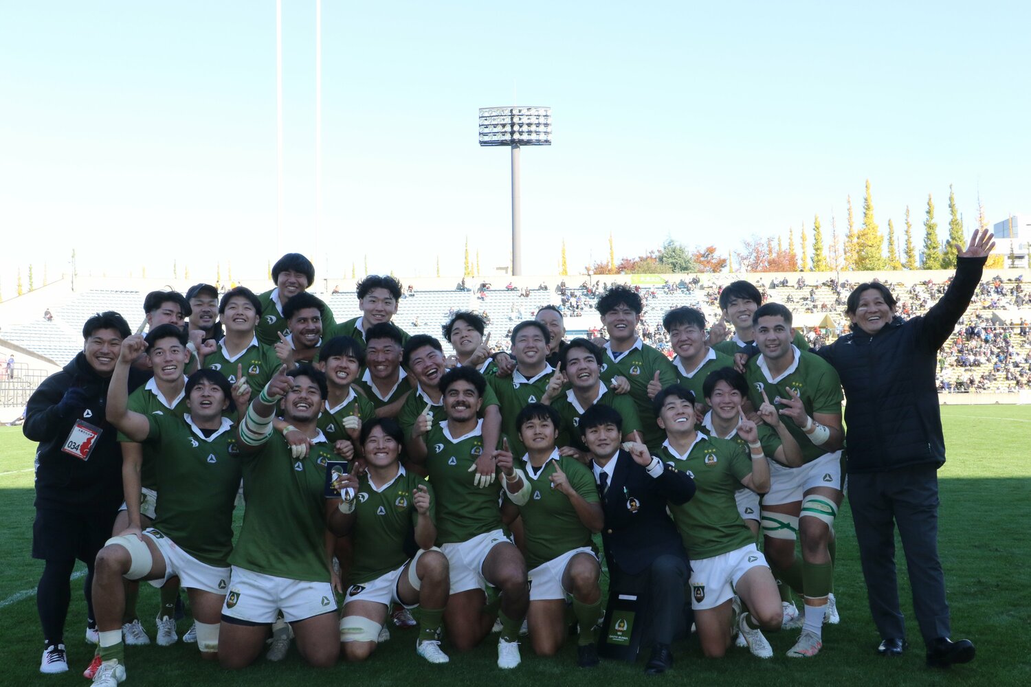 優勝を決めた大東大フィフティーン。右端が酒井監督　©Nobuhiko Otomo