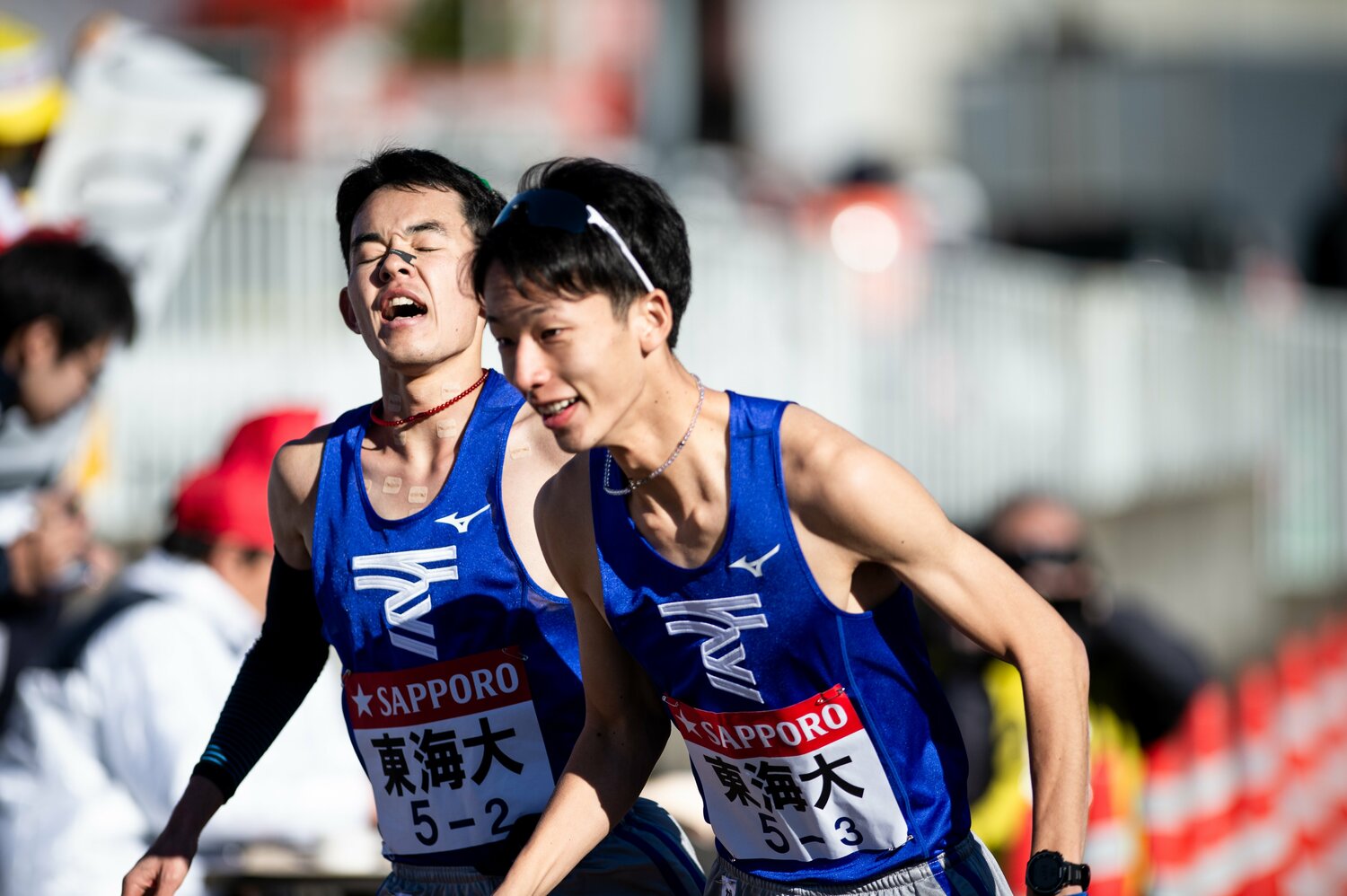 2区の4年・湯澤が好位置で3年の西川に襷を渡した　©Yuki Suenaga