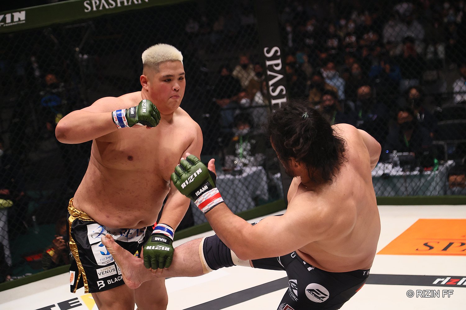 序盤は貴賢神が圧力をかけるも、関根はローキックなどで対応 ©RIZIN FF