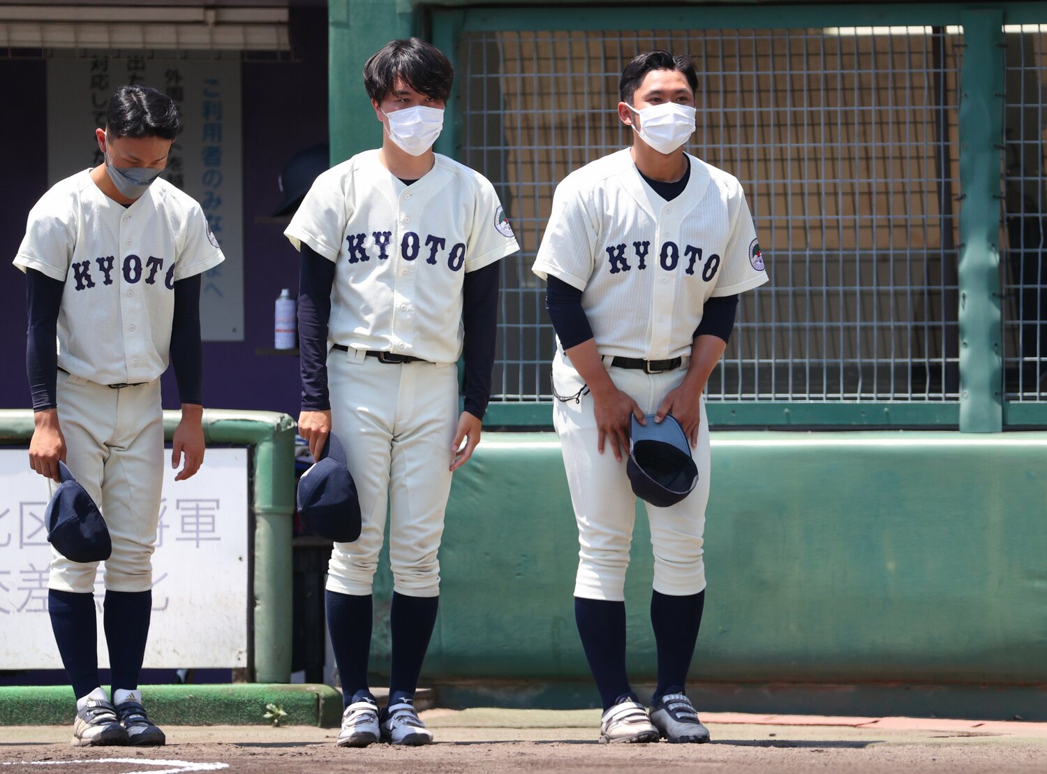 2022年5月、京大野球部の近田怜王監督（右）と学生コーチを務めていた三原大知（中央）　©JIJI PRESS