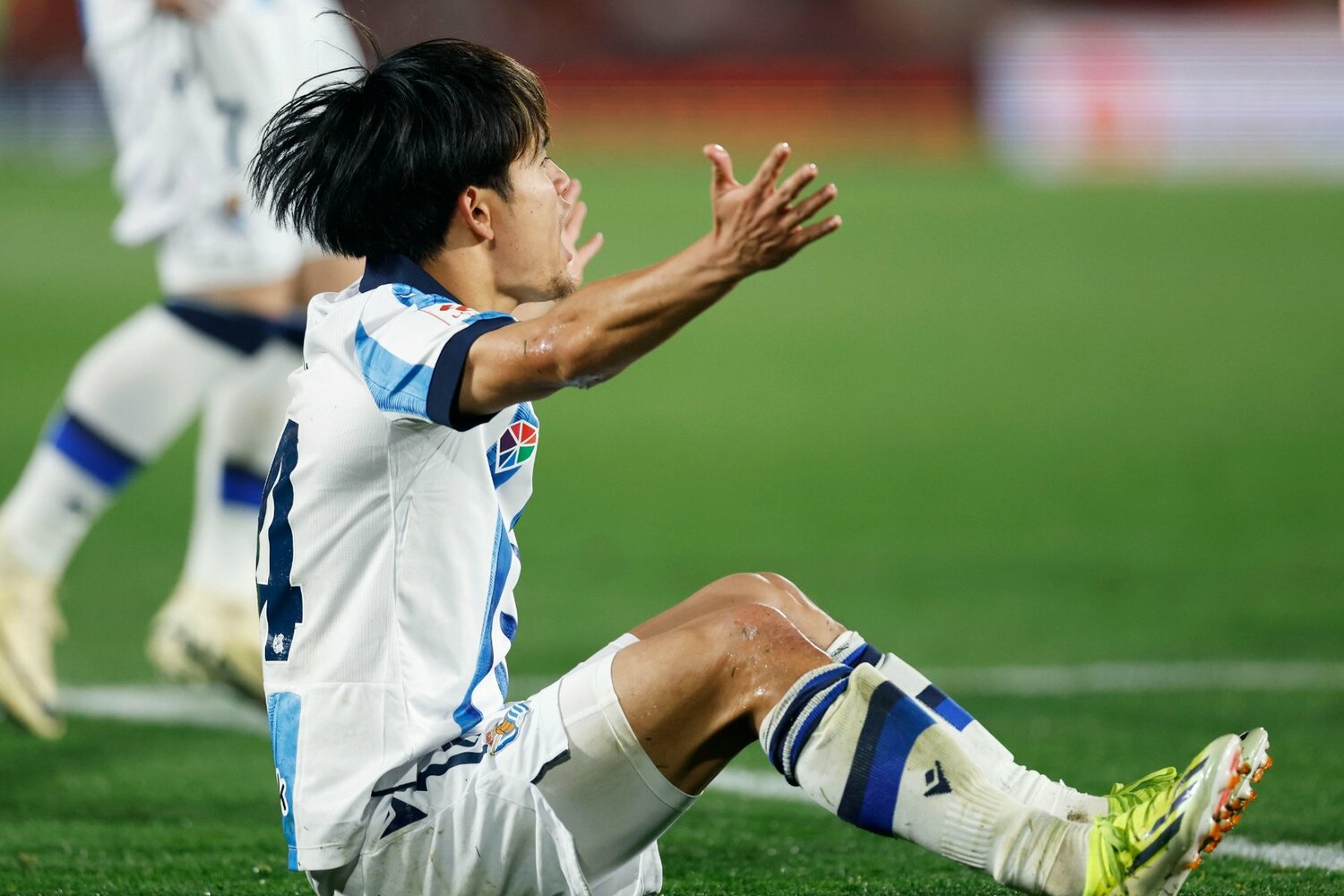 レフェリーの判定に“なぜ!?”という素振りの久保