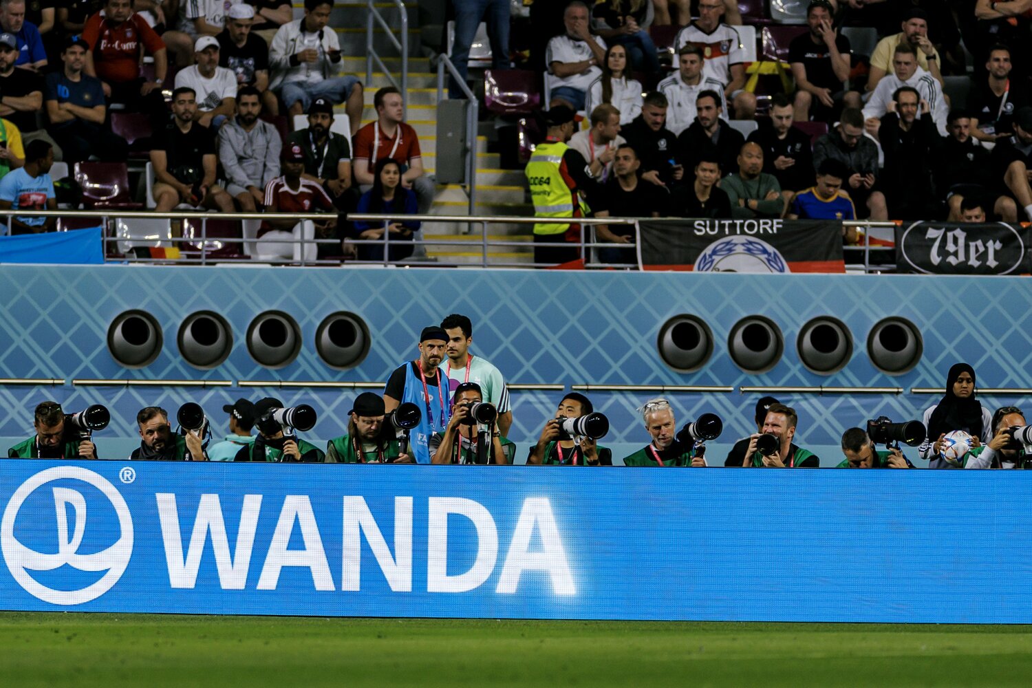 選手たちをファインダー越しに狙うフォトグラファーを狙うように設けられた“冷房砲” ©Kiichi Matsumoto/JMPA