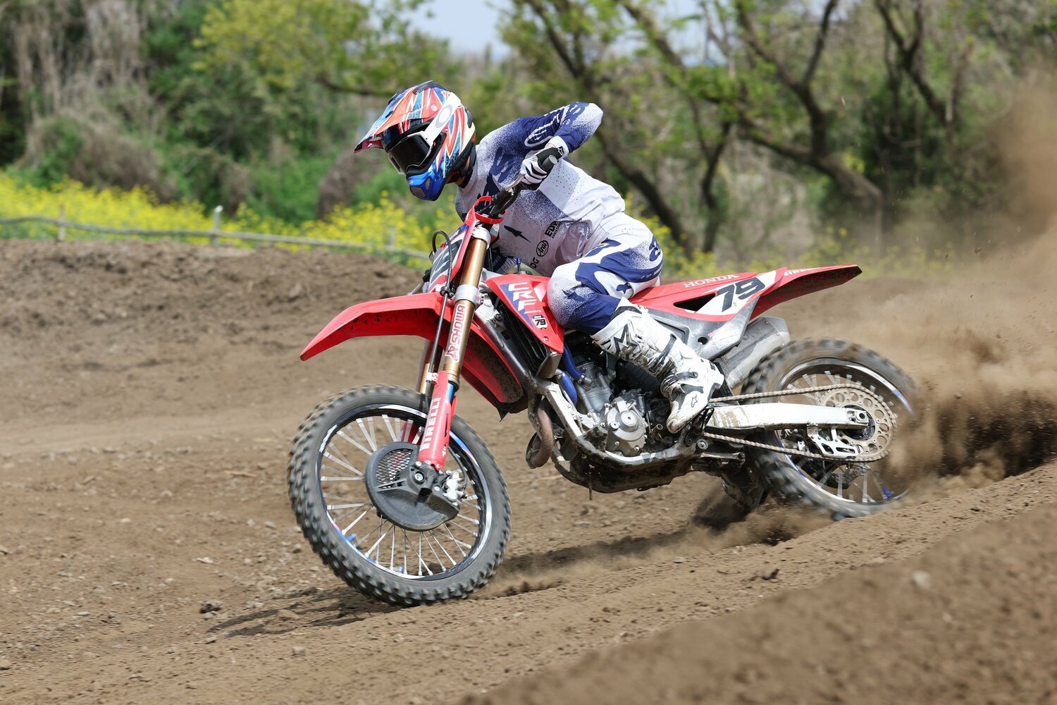 オフロードバイクでトレーニングを行なうのも今季の小椋の日常のひとコマだ　©Satoshi Endo