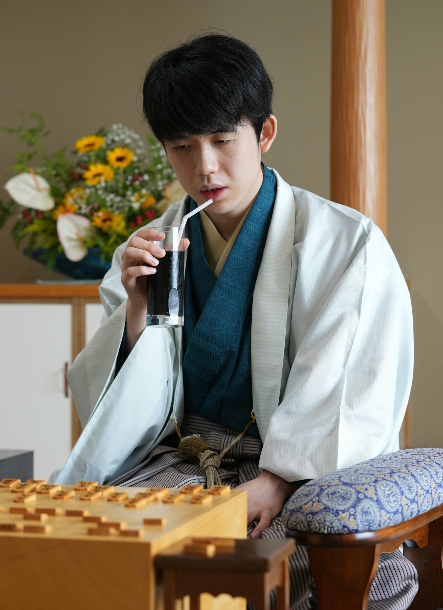 午前のおやつでお菓子類とともにアイスコーヒーを飲むことが多い藤井　©Sankei Shimbun