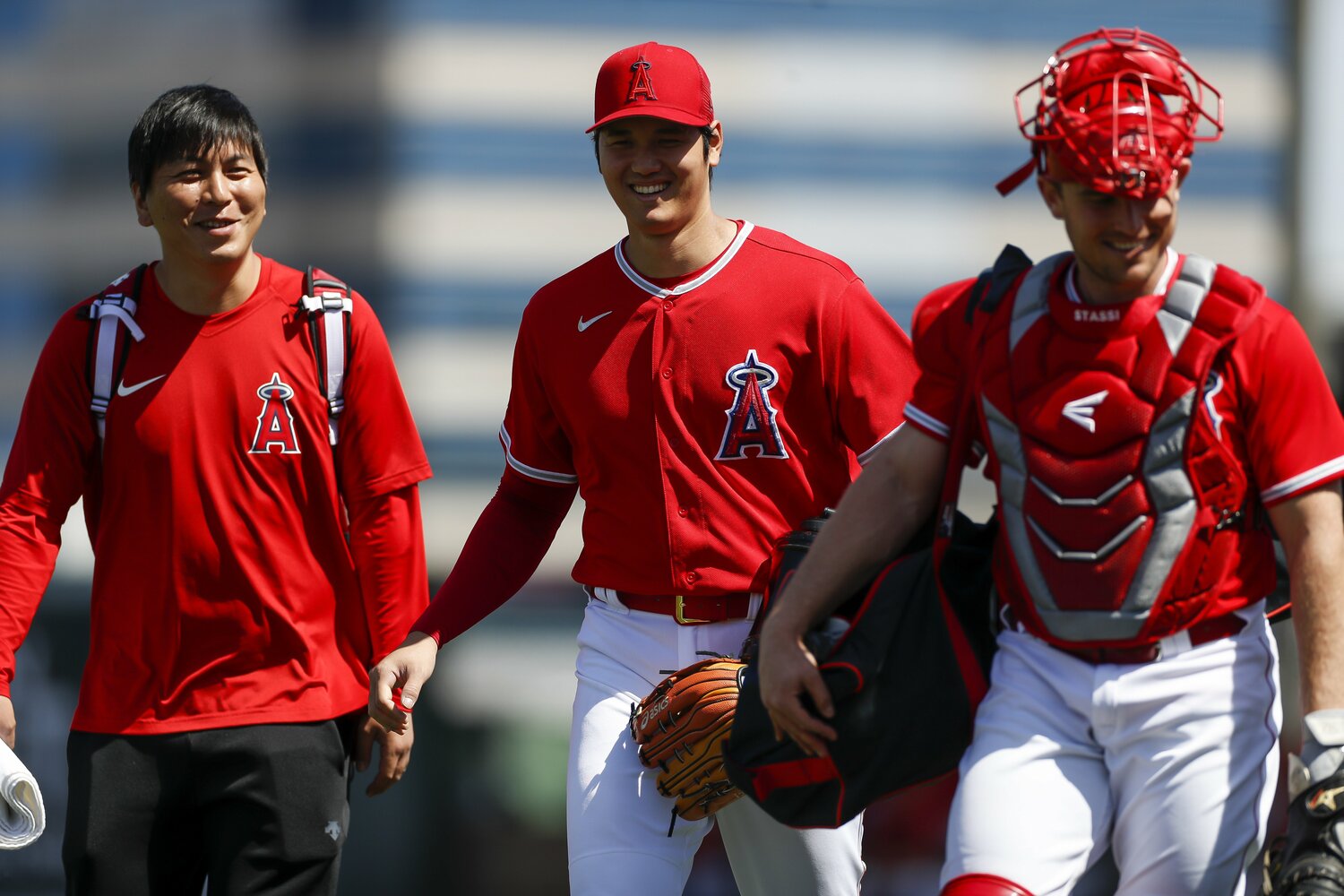 水原通訳らと談笑しながら移動する大谷　©Getty Images