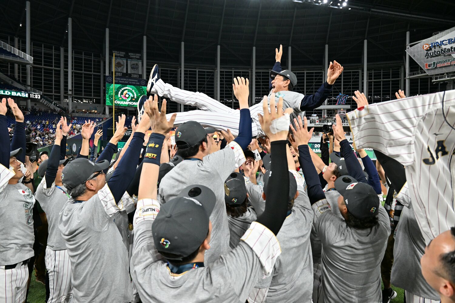 WBCで公言通り見事世界一を奪回し、侍ジャパンの選手たちから胴上げされた栗山英樹監督　©︎Naoya Sanuki