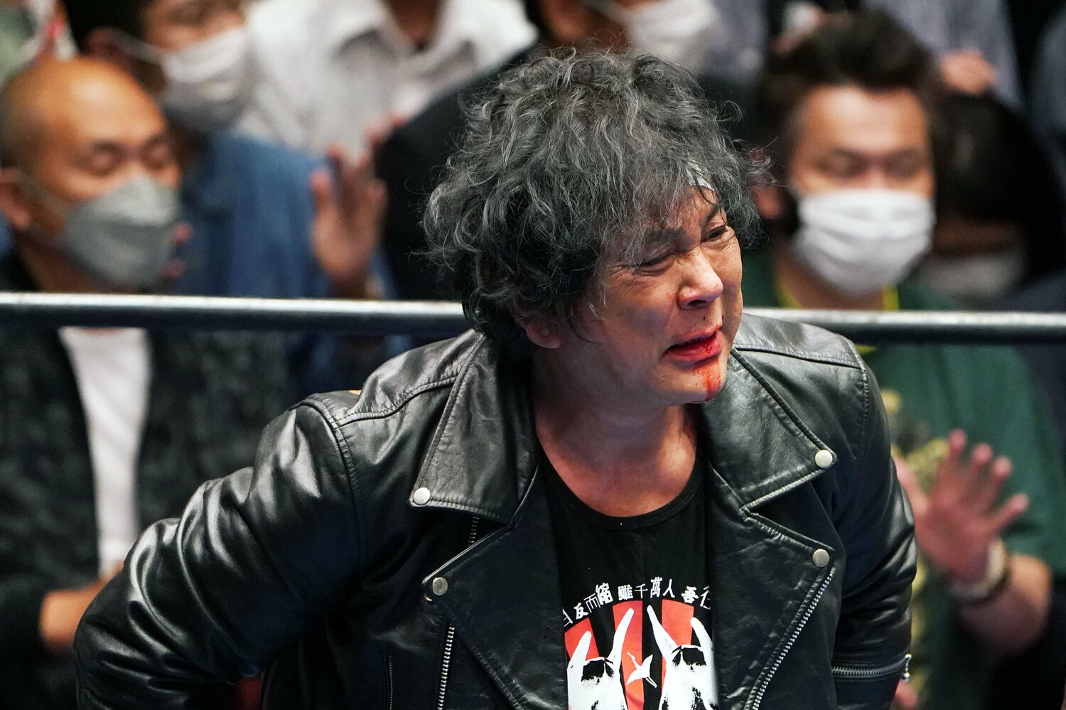 5月31日、後楽園ホールのリング上で後藤を悼み涙する大仁田（クリックすると「この記事の写真」に飛びます。流血等の過激な写真を含みますのでご注意ください）