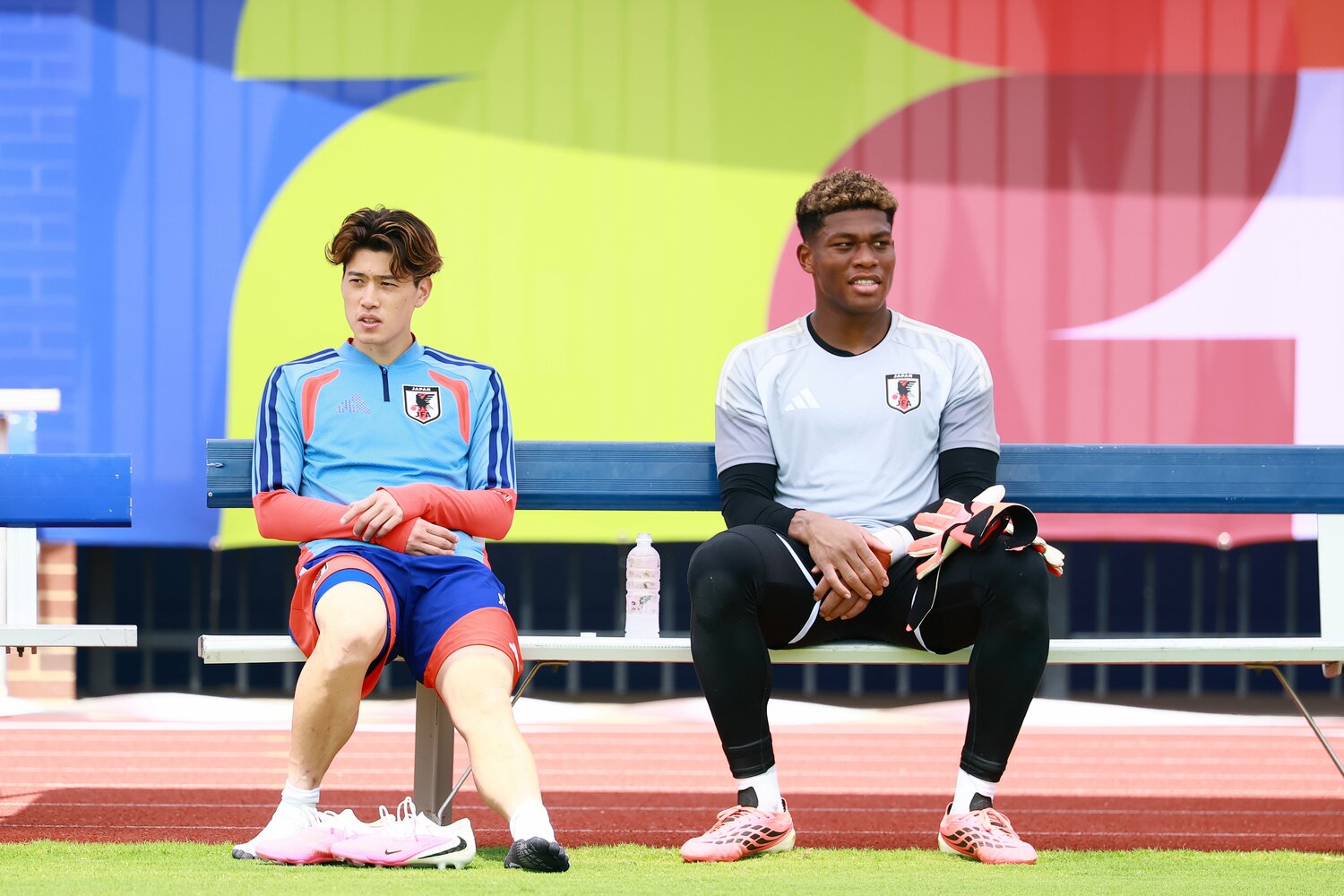 “隠れパリ五輪世代”の鈴木唯人（24歳）と鈴木彩艶（23歳）。練習前など2人で話す姿が見られる　©AFLO