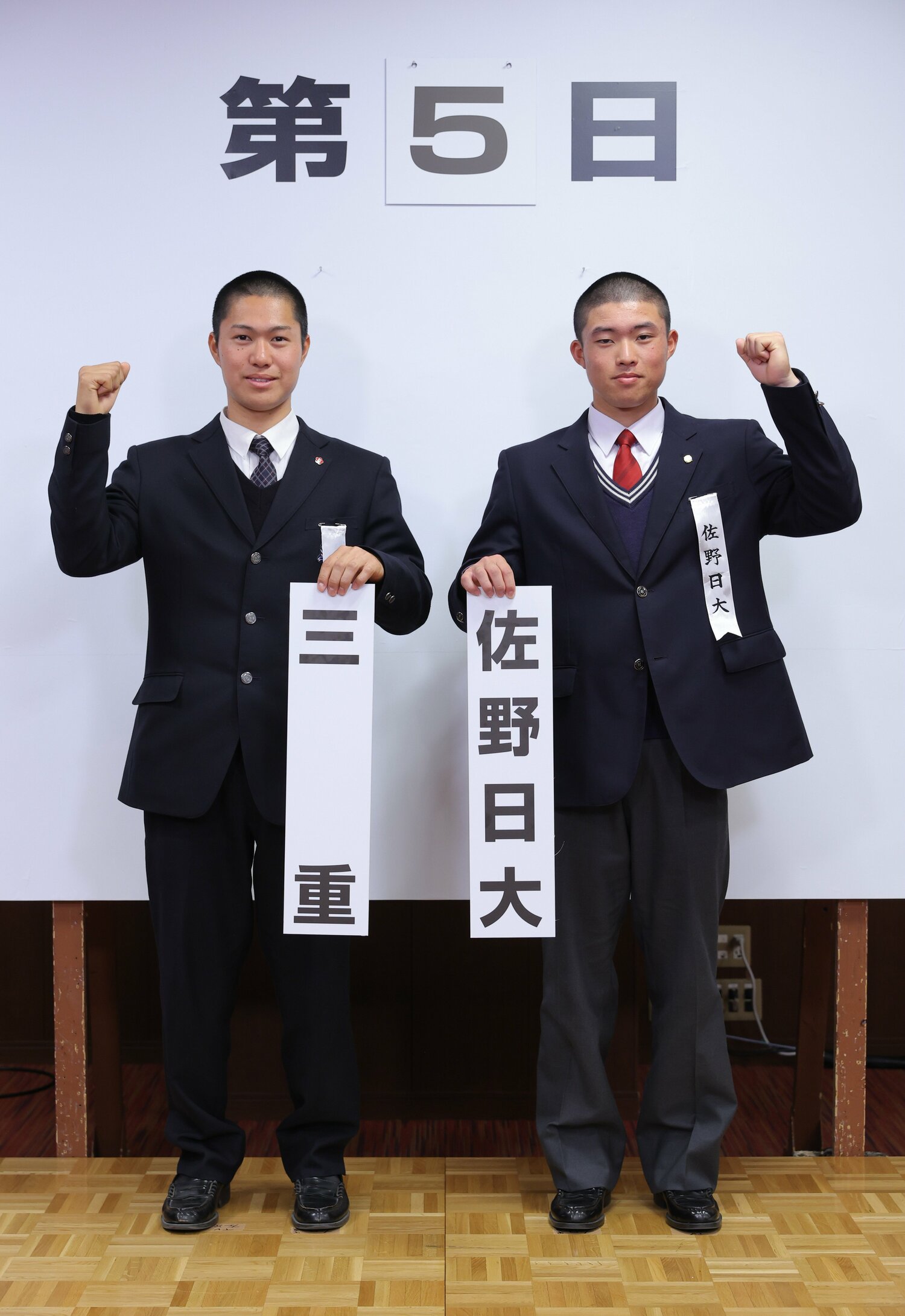 春のセンバツは初戦で三重に敗退。右が中村　©JIJI PRESS