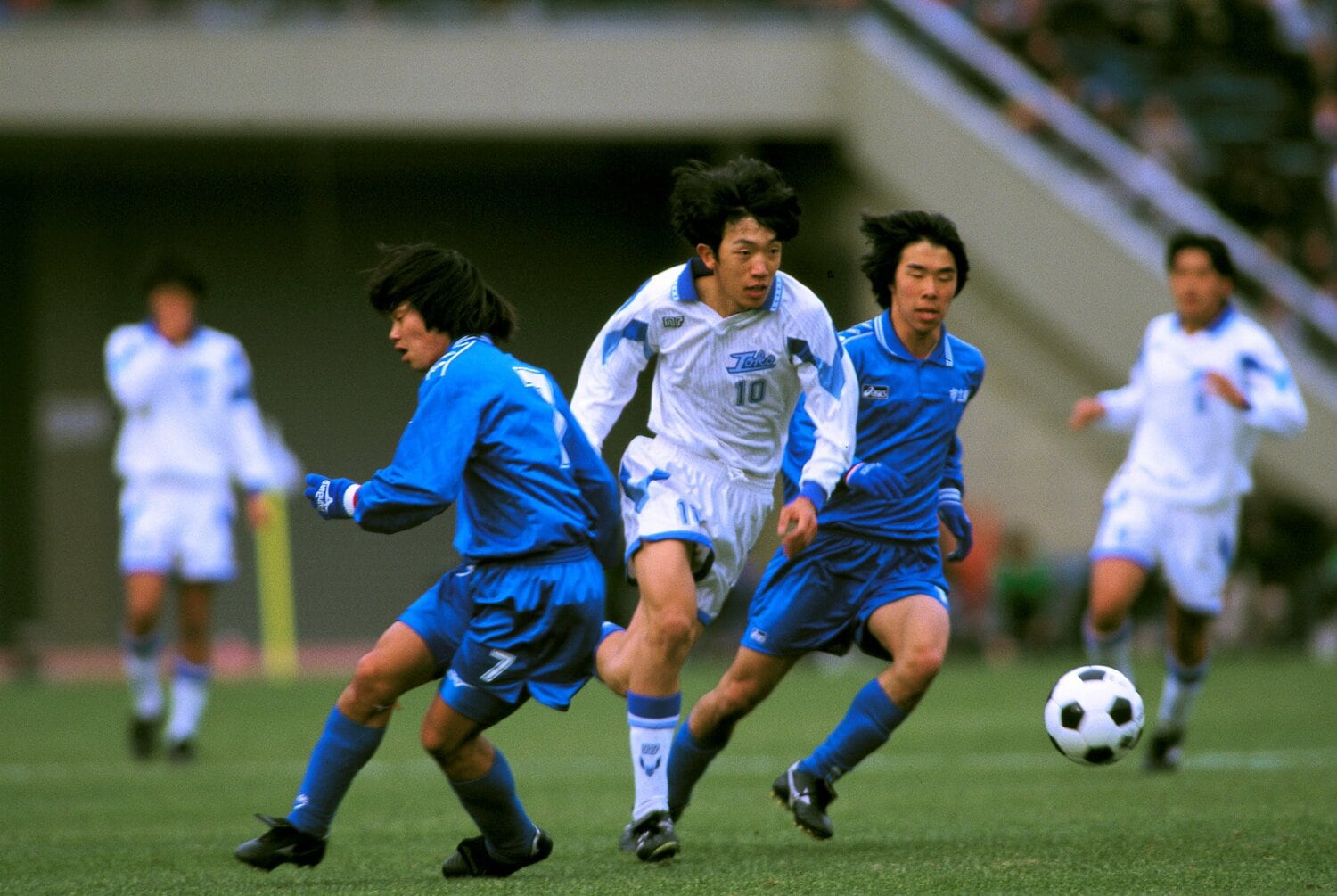 市立船橋との決勝戦では惜しくも敗れたが、10番としてチームを牽引した　©AFLO