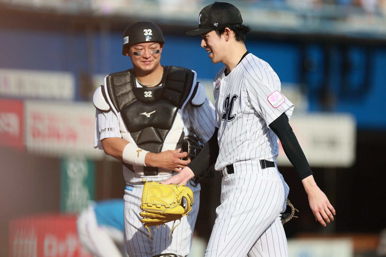 4月7日のオリックス戦で佐々木朗希とバッテリーを組んだ佐藤都志也（左）　©︎JIJI PRESS