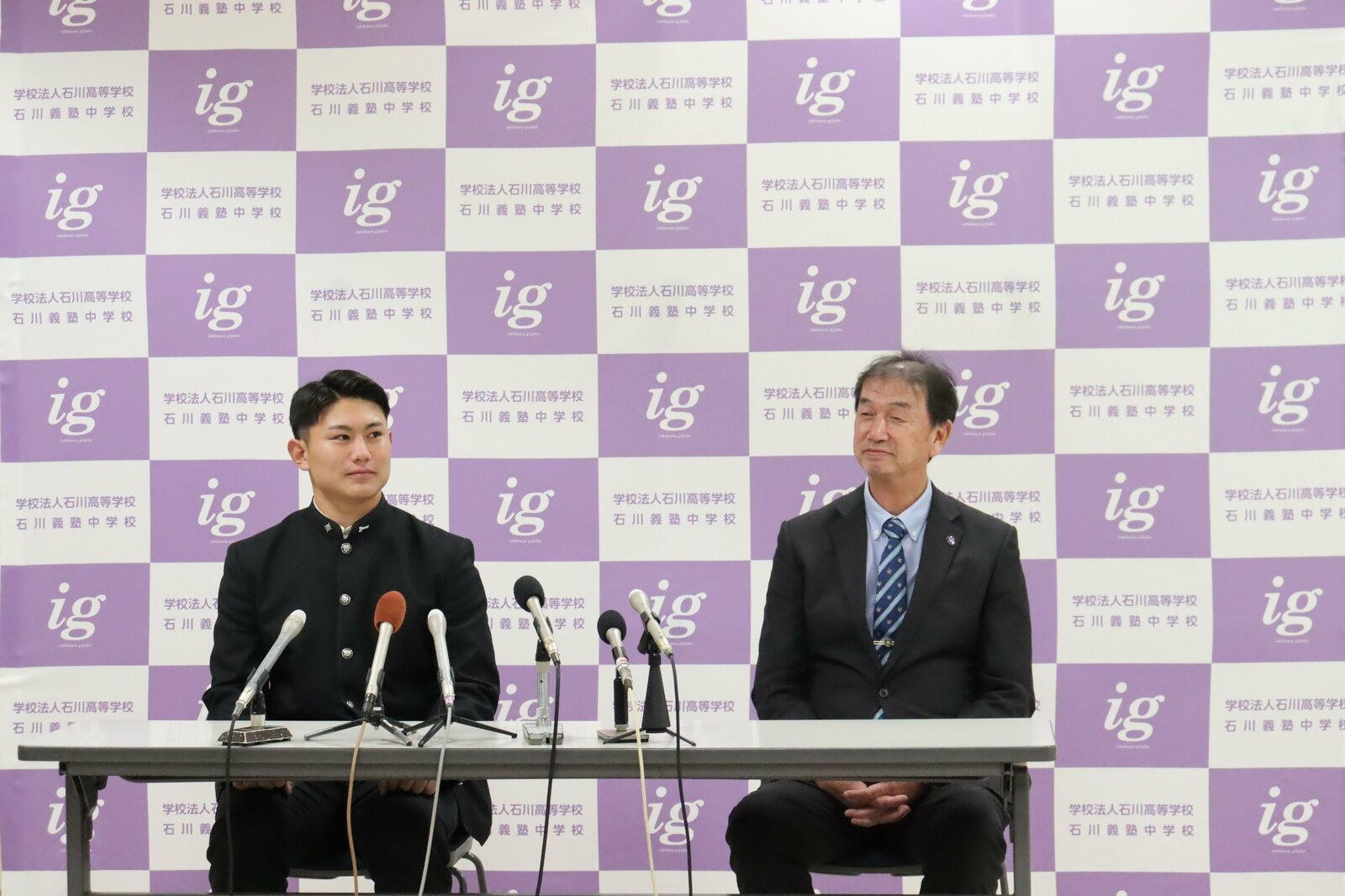 楽天からの4位指名後、佐々木順一朗監督と会見に臨む ©Genki Taguchi