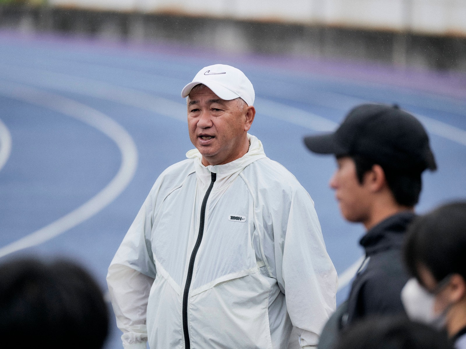雨の中でポイント練習を指導した大志田監督　photograph by Yuki Suenaga