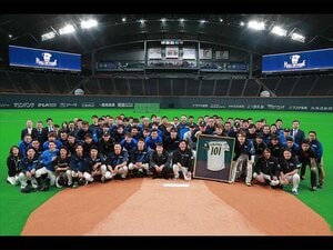 栗山監督に手渡した1枚の記事。日本ハム元オーナーが残したもの。