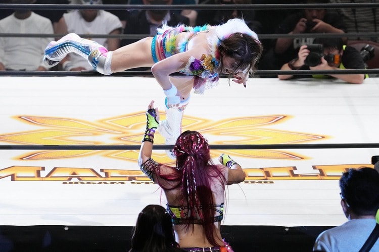 岩谷麻優 イヨ・スカイ マリーゴールド WWE ロイヤルシート特典 パイプ椅子 岩谷麻優 イヨ・スカイ マリーゴールド WWE ロイヤルシート特典 パイプ