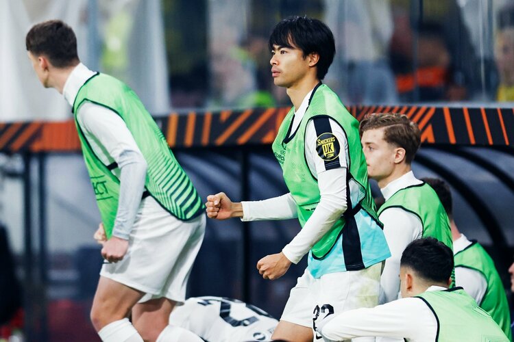 三笘薫26歳「試合に出れば言い訳はない」勝利の握り拳、街中には