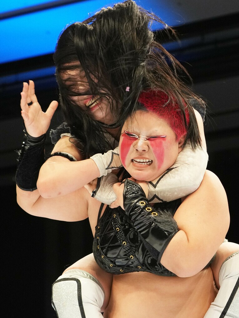 刀羅ナツコをスリーパーホールドで攻める玖麗さやか　©Essei Hara