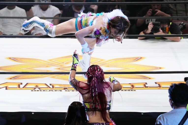 岩谷麻優もトペのお返しを見舞う　©Masashi Hara