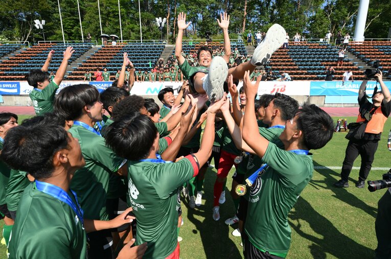 インターハイを制し、選手たちに胴上げされる昌平高校・玉田圭司監督（44歳）　©JFA/AFLO