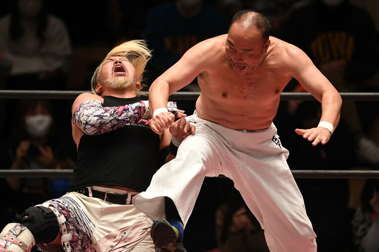 12月31日（夜）の年越しプロレス。越中詩郎のヒップアタック