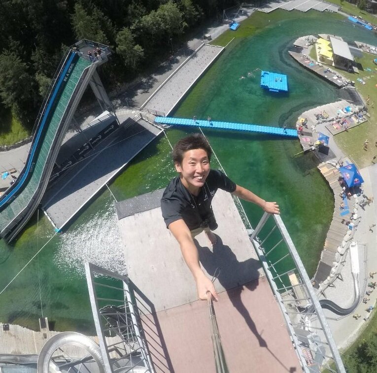 初めて27ｍ地点に立った時。左手でしっかり柵を握っている／本人のインスタグラムより