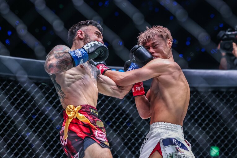 至近距離での打ち合い。カウンターを浴びるシーンもあった　©ONE Championship