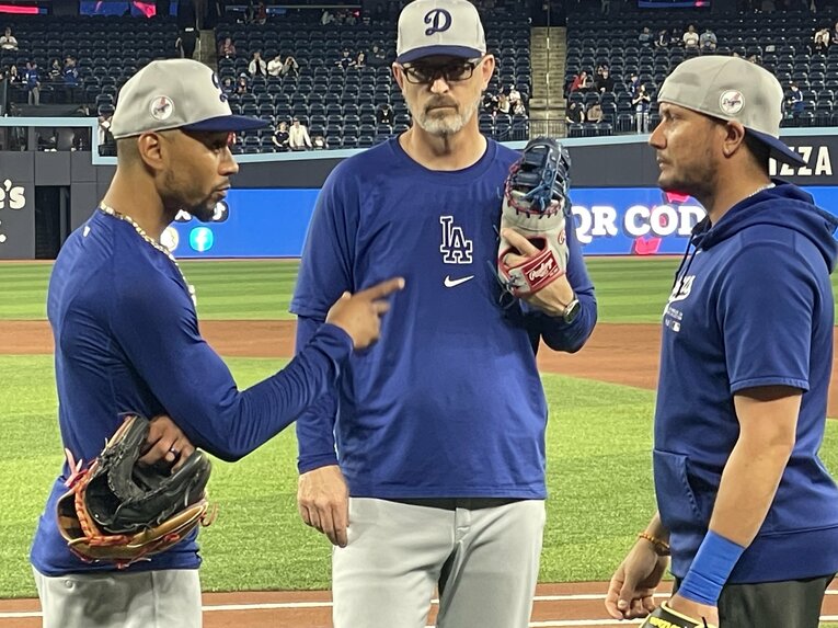 守備について議論をかわすロハス（右）とベッツ（左） ©︎Ayako Oikawa