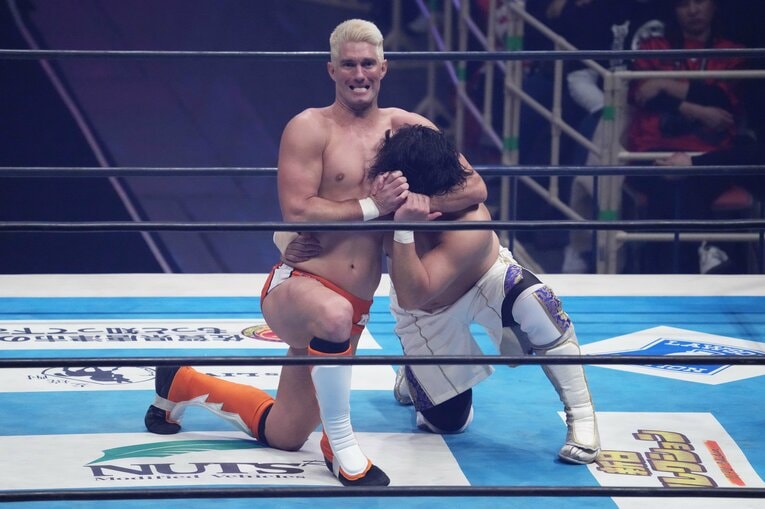 ヘッドロックで後藤洋央紀を締め上げるザック・セイバーJr.　©Essei Hara