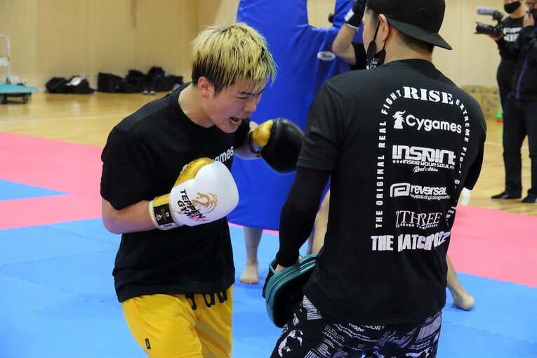 那須川天心のミット打ち　©Koji Fuse