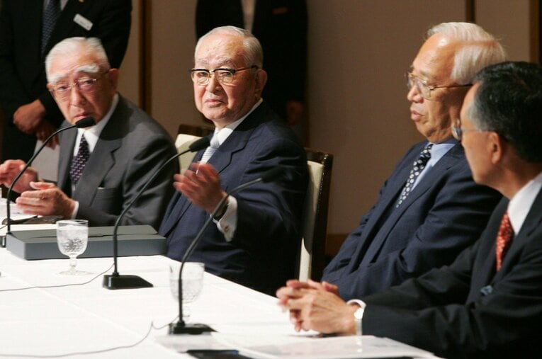 近鉄、オリックスの合併問題など球界再編問題を協議したプロ野球オーナー会議後に会見する（左から）田代和近鉄オーナー、渡邉恒雄巨人オーナー、根来泰周コミッショナー、宮内義彦オリックスオーナー ／ photograph by JIJI PRESS