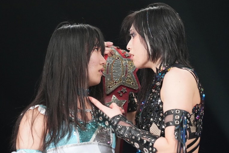 上谷沙弥に「COSMIC ANGELSを懸ける」と「宿題」の答えを伝える玖麗さやか。3月15日、横浜武道館　©Essei Hara