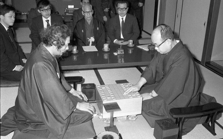 1971年の第30期名人戦。升田幸三（左）が53歳、大山康晴が48歳。両者の年齢を足して“101歳”はタイトル戦番勝負における史上最高齢（タイ記録） ／ photograph by KYODO
