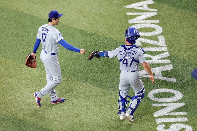 【全100枚超／涙なしには見られない…カーショーと大谷、ドジャースのテレビに映らない名場面】好投後、ロートベットと握手する大谷（写真はまだまだ続きます）　©Getty Images