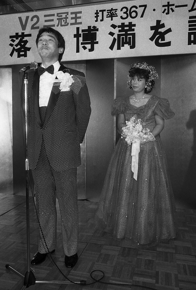 1985年12月の結婚披露宴で（2枚目／全2枚）。タキシード姿の落合博満と信子夫人（東京・八芳園で）　©Sankei Shimbun