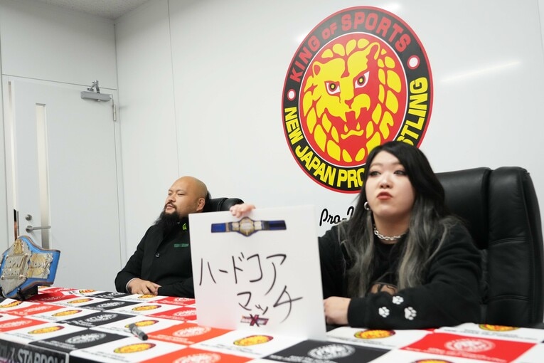 試合形式について、鈴季すずは迷うことなく「ハードコアマッチ」と書いた　©Essei Hara